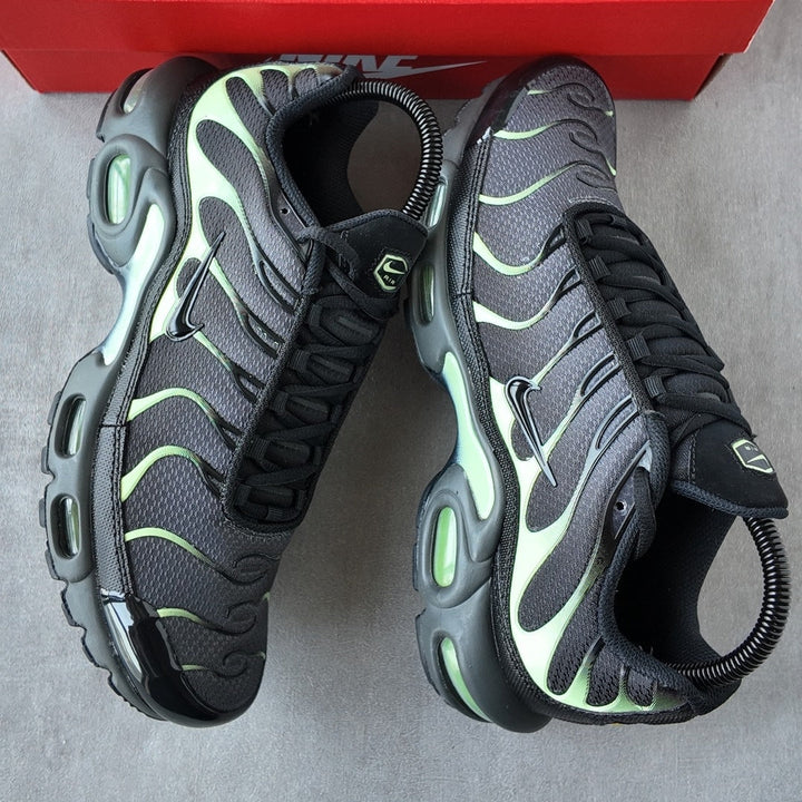 NIKE AIR MAX PLUS SMOKE GREY VOLT