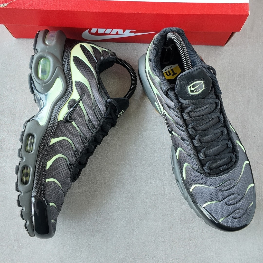 NIKE AIR MAX PLUS SMOKE GREY VOLT