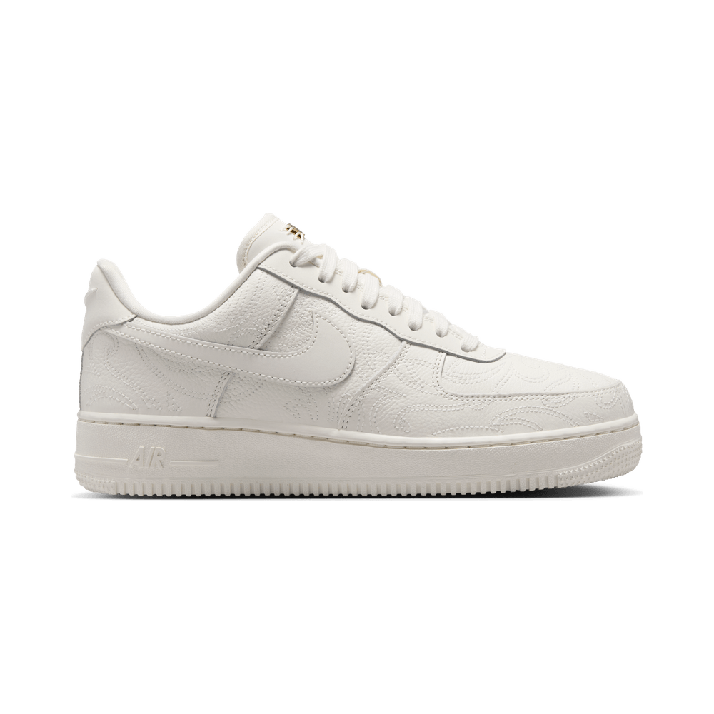 NIKE AIR FORCE 1 &