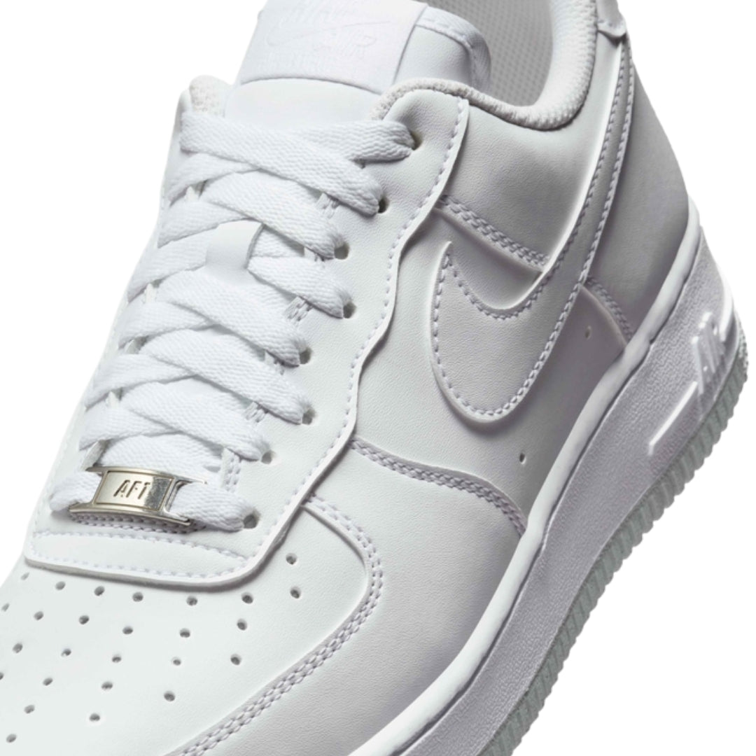 NIKE AIR FORCE 1 &