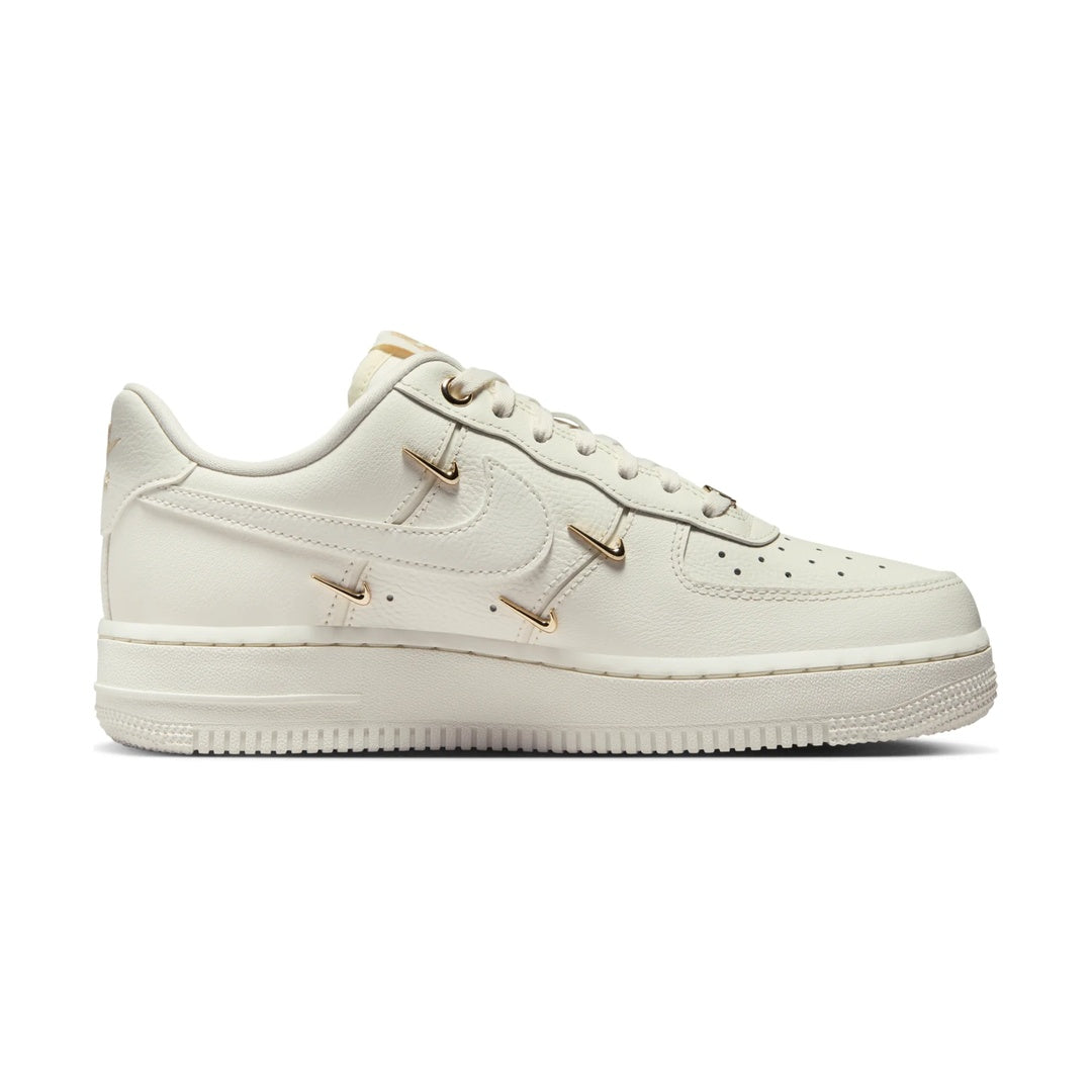 NIKE AIR FORCE 1 &