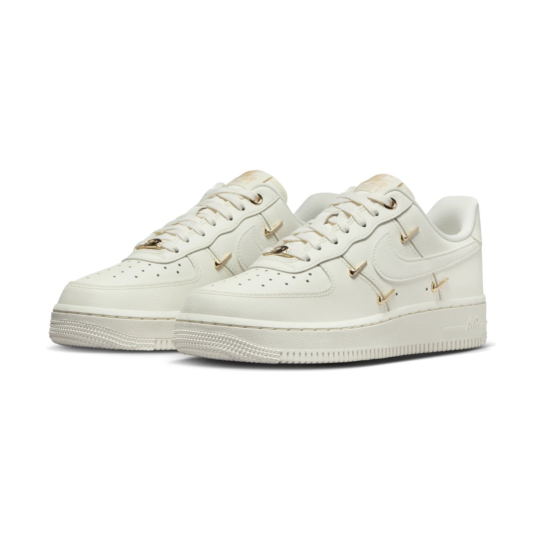 NIKE AIR FORCE 1 &