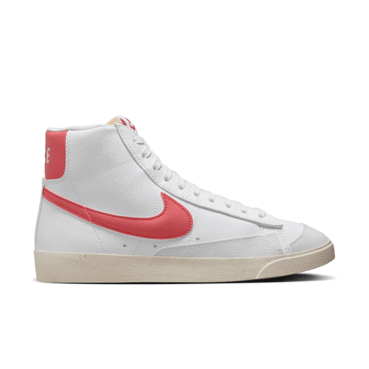 NIKE BLAZER MID &