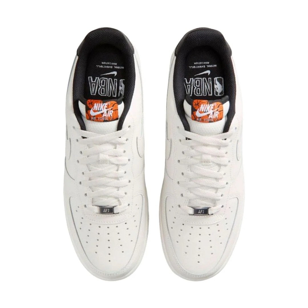 NIKE AIR FORCE 1 LOW &