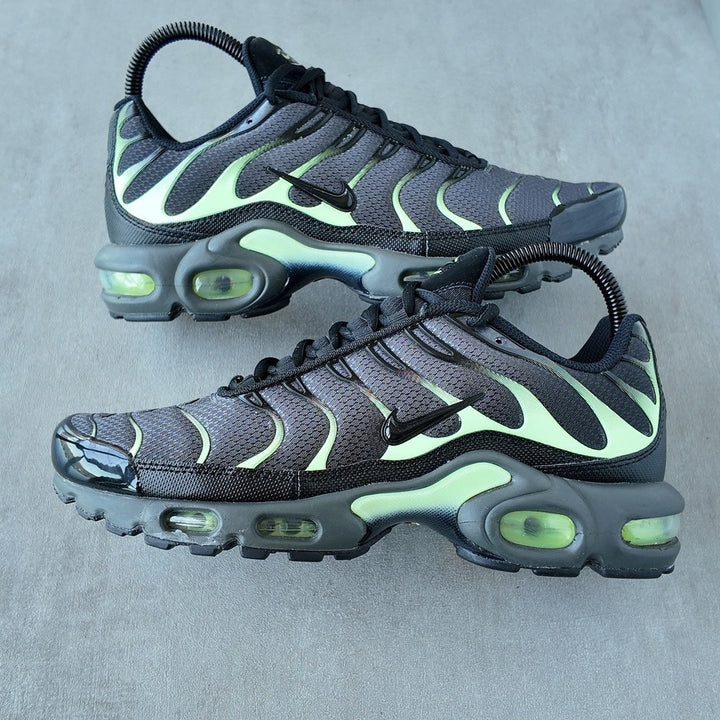 NIKE AIR MAX PLUS IRON GRAY LIGHT LIQUID LIME BLACK