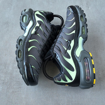 NIKE AIR MAX PLUS IRON GRAY LIGHT LIQUID LIME BLACK
