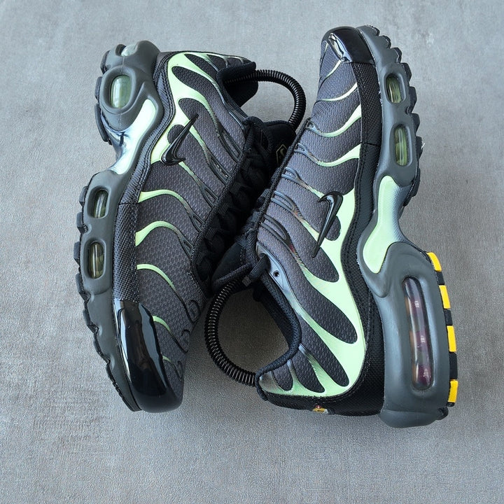 NIKE AIR MAX PLUS IRON GRAY LIGHT LIQUID LIME BLACK