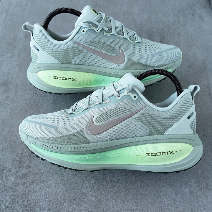 NIKE VOMERO 18 LIGHT SILVER BARELY VOLT DUSTY OLIVE COLLEGE GREY