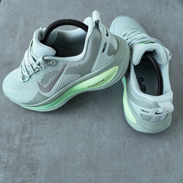 NIKE VOMERO 18 LIGHT SILVER BARELY VOLT DUSTY OLIVE COLLEGE GREY