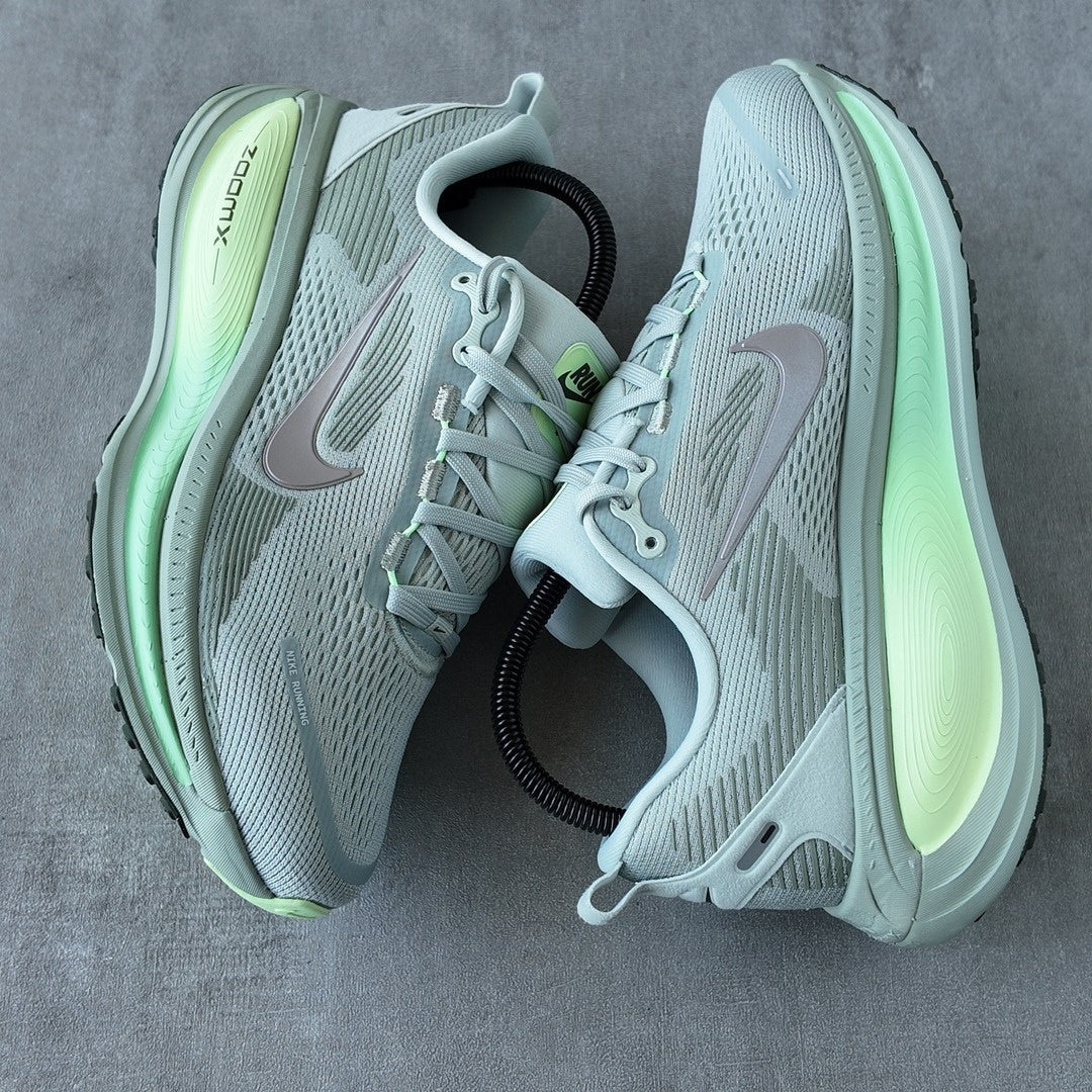 NIKE VOMERO 18 LIGHT SILVER BARELY VOLT DUSTY OLIVE COLLEGE GREY