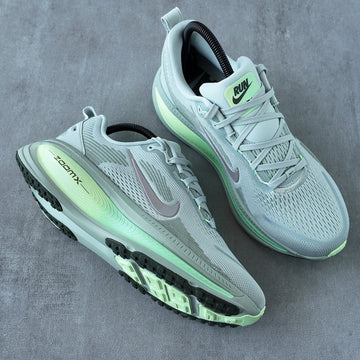 NIKE VOMERO 18 LIGHT SILVER BARELY VOLT DUSTY OLIVE COLLEGE GREY