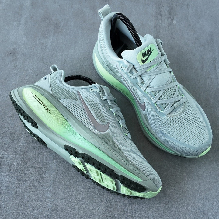 NIKE VOMERO 18 LIGHT SILVER BARELY VOLT DUSTY OLIVE COLLEGE GREY