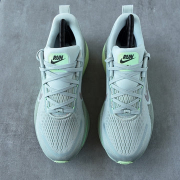NIKE VOMERO 18 LIGHT SILVER BARELY VOLT DUSTY OLIVE COLLEGE GREY