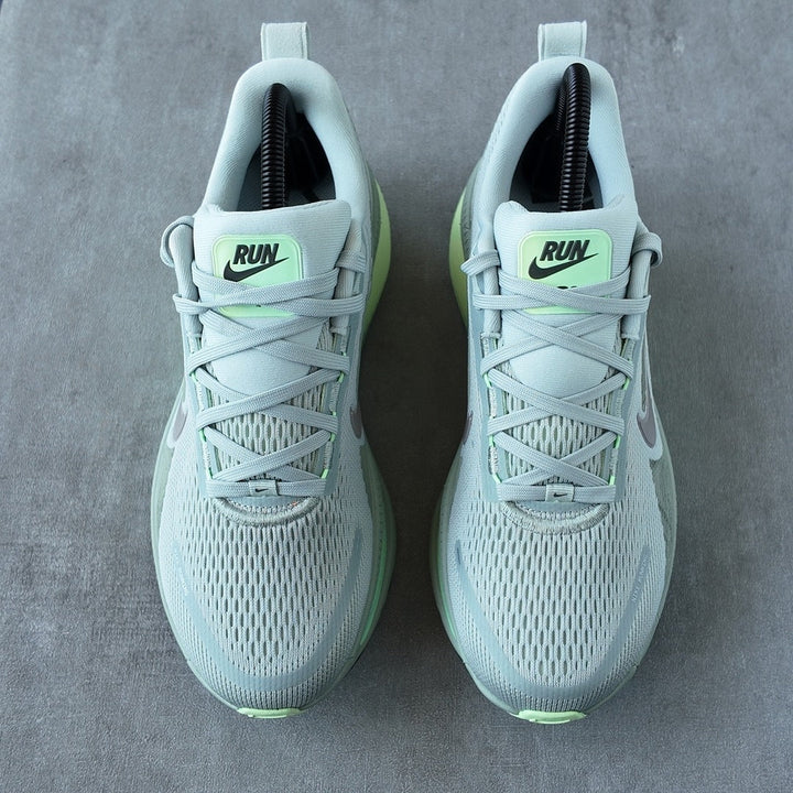 NIKE VOMERO 18 LIGHT SILVER BARELY VOLT DUSTY OLIVE COLLEGE GREY