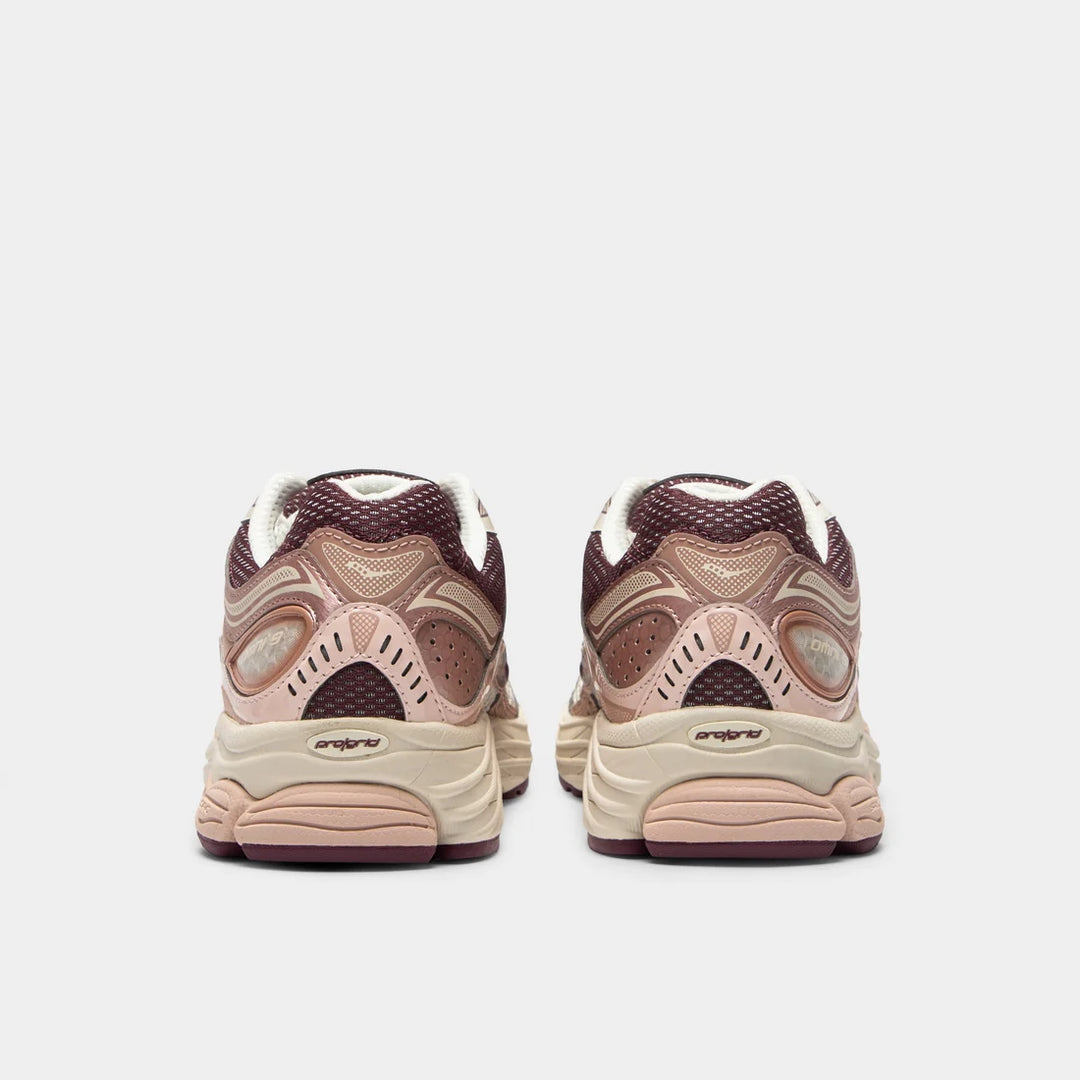 SAUCONY PROGRID OMNI 9 &