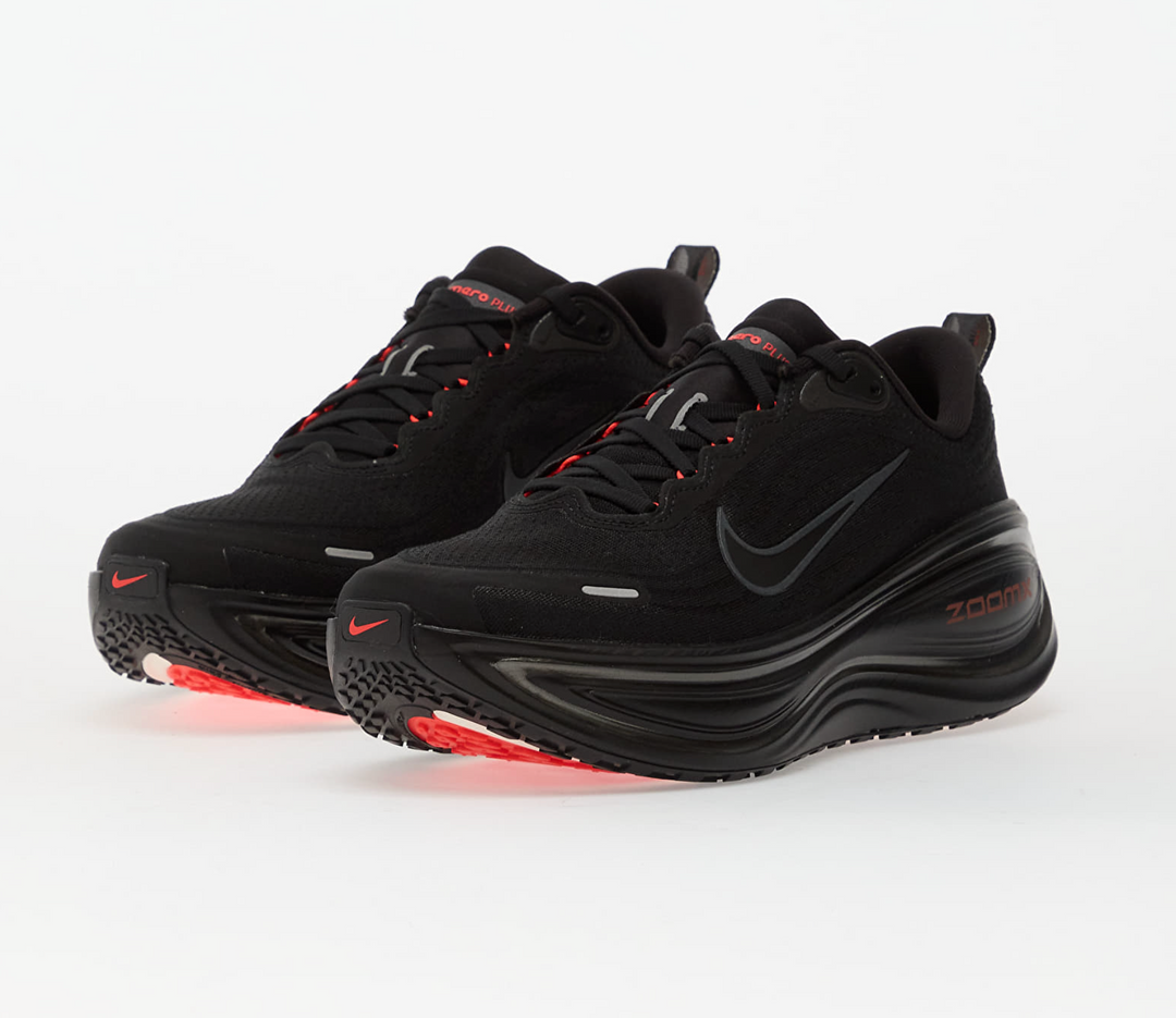 NIKE VOMERO PLUS BLACK BRIGHT CRIMSON