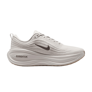 NIKE VOMERO PLUS COLLEGE GREY LIGHT IRON ORE GUM — Stock