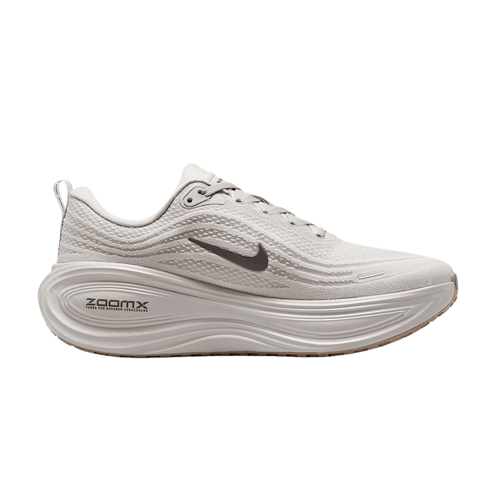 NIKE VOMERO PLUS COLLEGE GREY LIGHT IRON ORE GUM