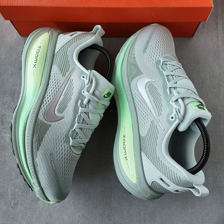 NIKE VOMERO 18 LIGHT SILVER BARELY VOLT DUSTY OLIVE COLLEGE GREY