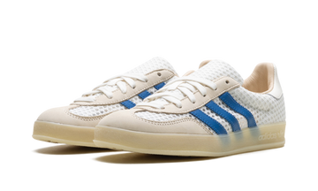 ADIDAS GAZELLE INDOOR OFF WHITE FOCUS BLUE — Stock
