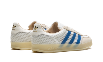 ADIDAS GAZELLE INDOOR OFF WHITE FOCUS BLUE — Stock
