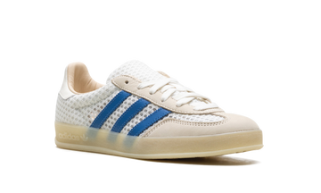 ADIDAS GAZELLE INDOOR OFF WHITE FOCUS BLUE — Stock