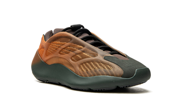 ADIDAS YEEZY 700 V3 COPPER FADE — Stock