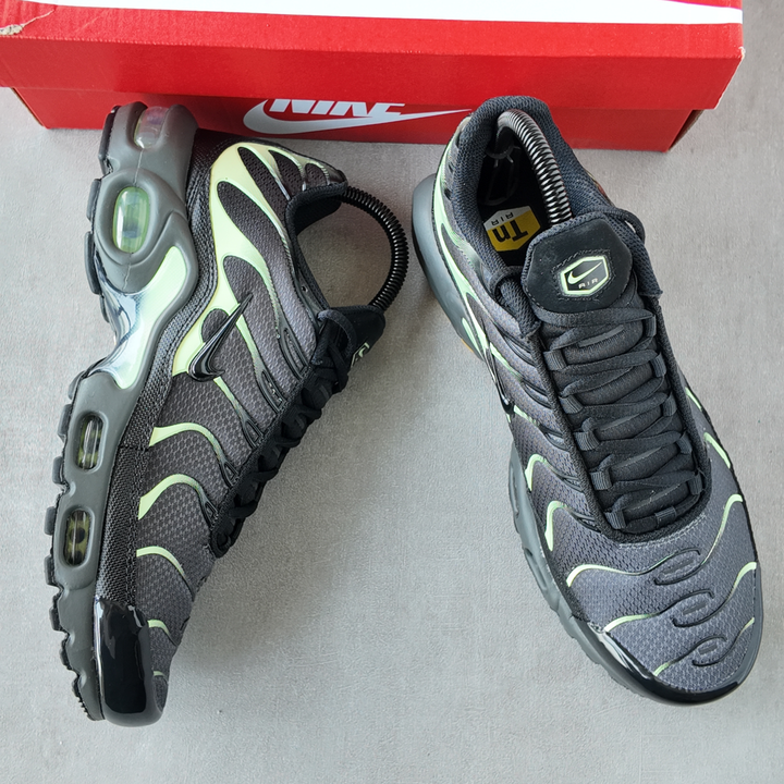 NIKE AIR MAX PLUS IRON GRAY LIGHT LIQUID LIME BLACK