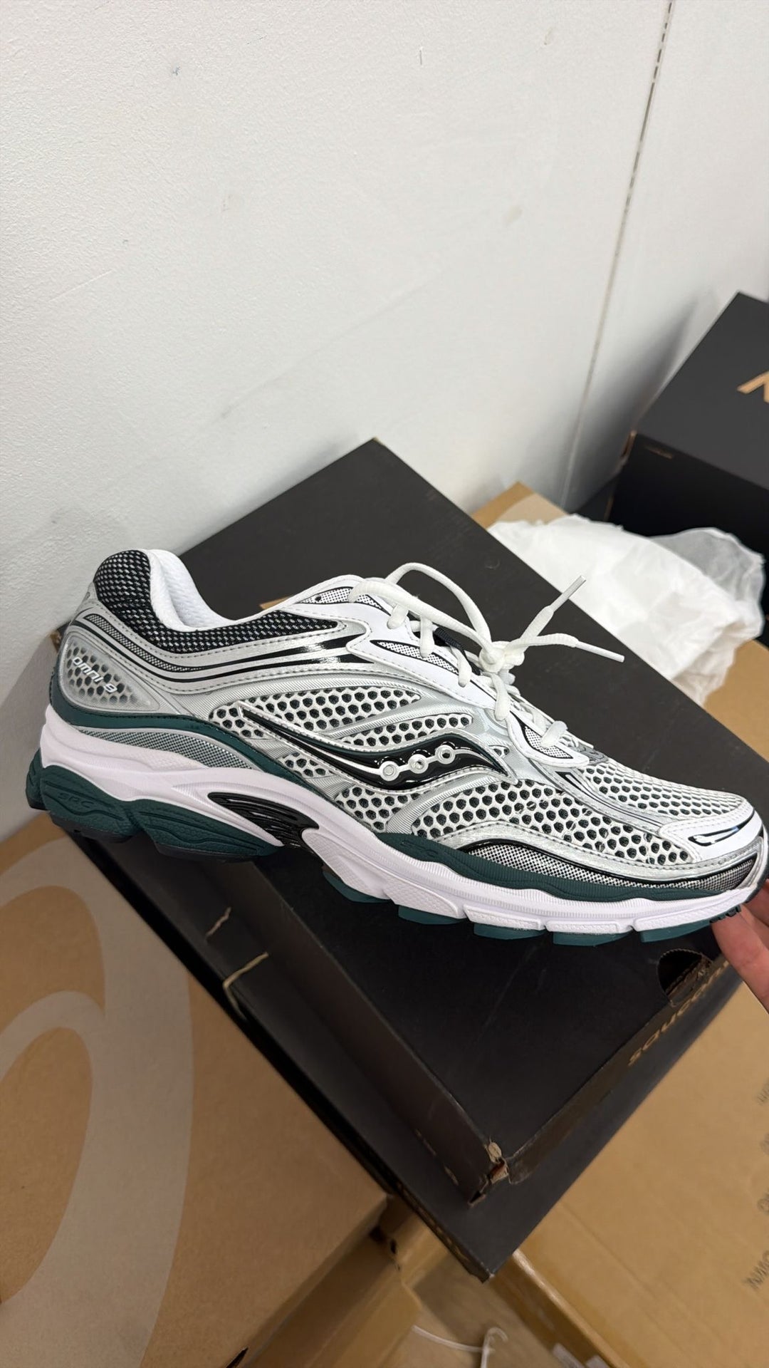 SAUCONY PROGRID OMNI 9 WHITE PINE GREEN
