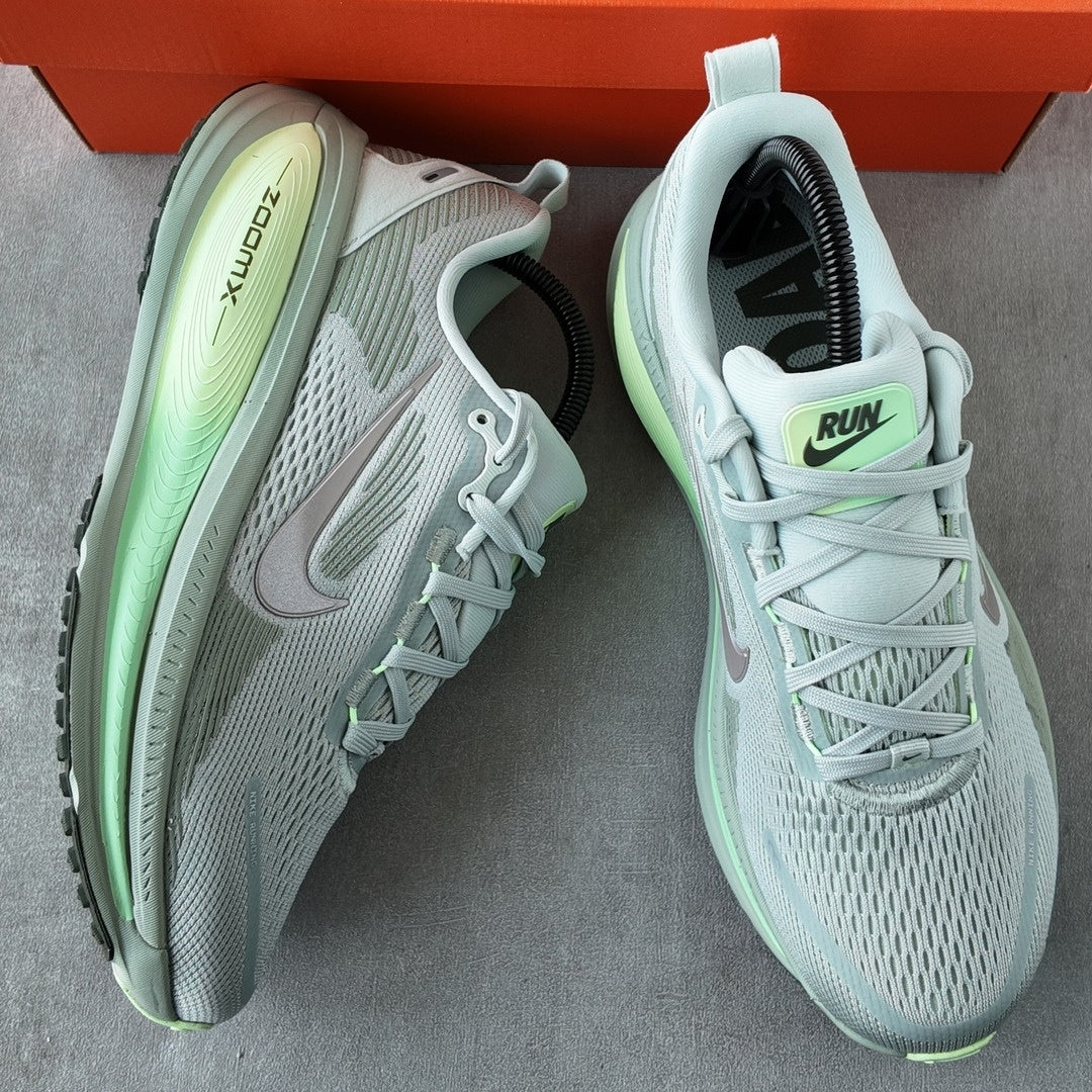 NIKE VOMERO 18 LIGHT SILVER BARELY VOLT DUSTY OLIVE COLLEGE GREY