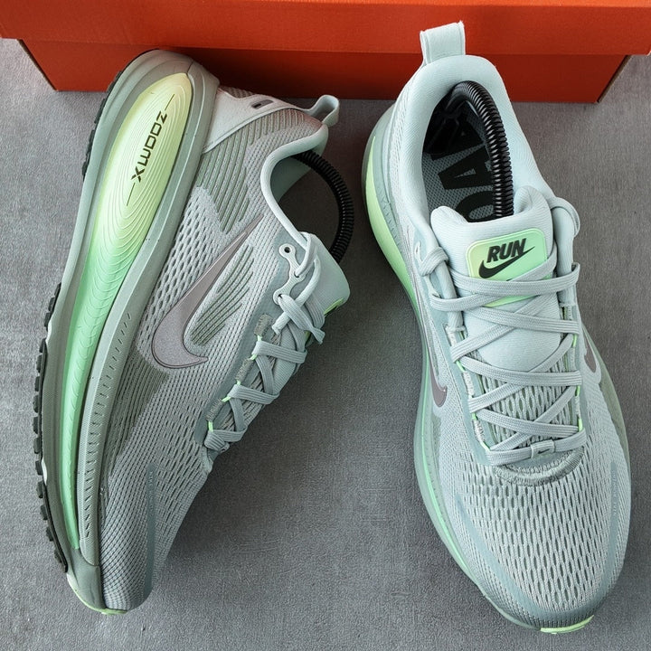NIKE VOMERO 18 LIGHT SILVER BARELY VOLT DUSTY OLIVE COLLEGE GREY