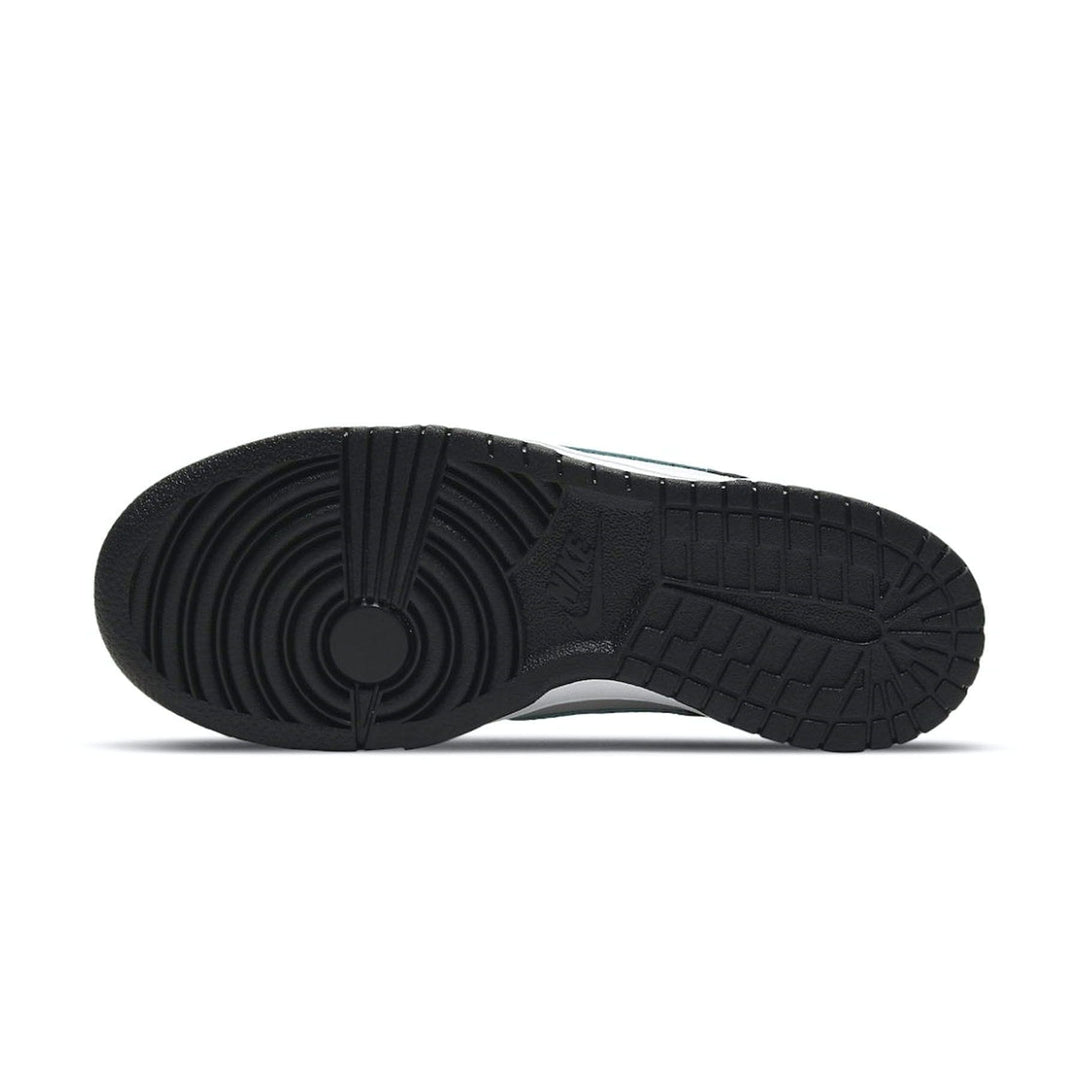 NIKE DUNK LOW GS &