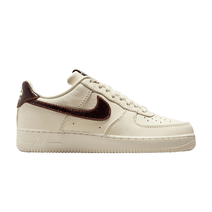 NIKE AIR FORCE 1 LOW &