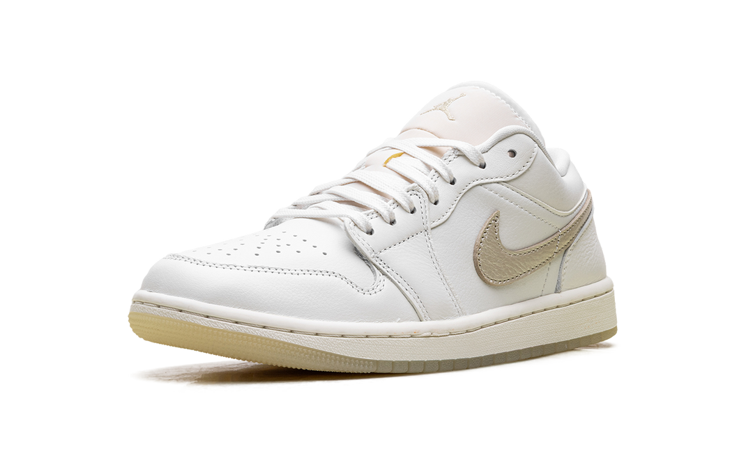 JORDAN 1 LOW SE METALLIC TEAM GOLD (WOMEN&