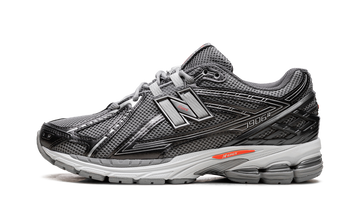 NEW BALANCE 1906R BLACK METALLIC URGENT RED SLATE