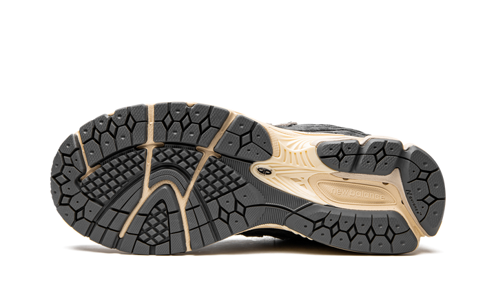 NEW BALANCE 2002R BLACK — Stock 