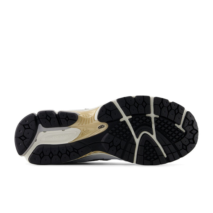 NEW BALANCE 2002R WHITE BLACK GOLD METALLIC
