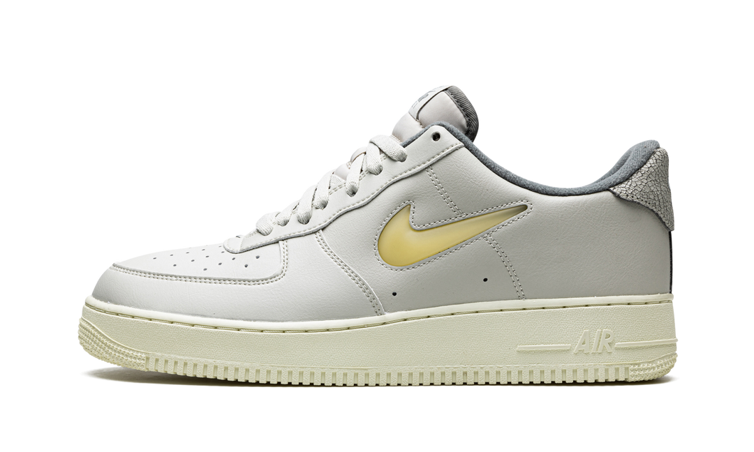 NIKE AIR FORCE 1 07 LOW JEWEL LIGHT BONE COCONUT MILK