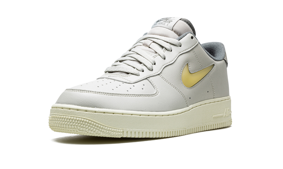 NIKE AIR FORCE 1 07 LOW JEWEL LIGHT BONE COCONUT MILK