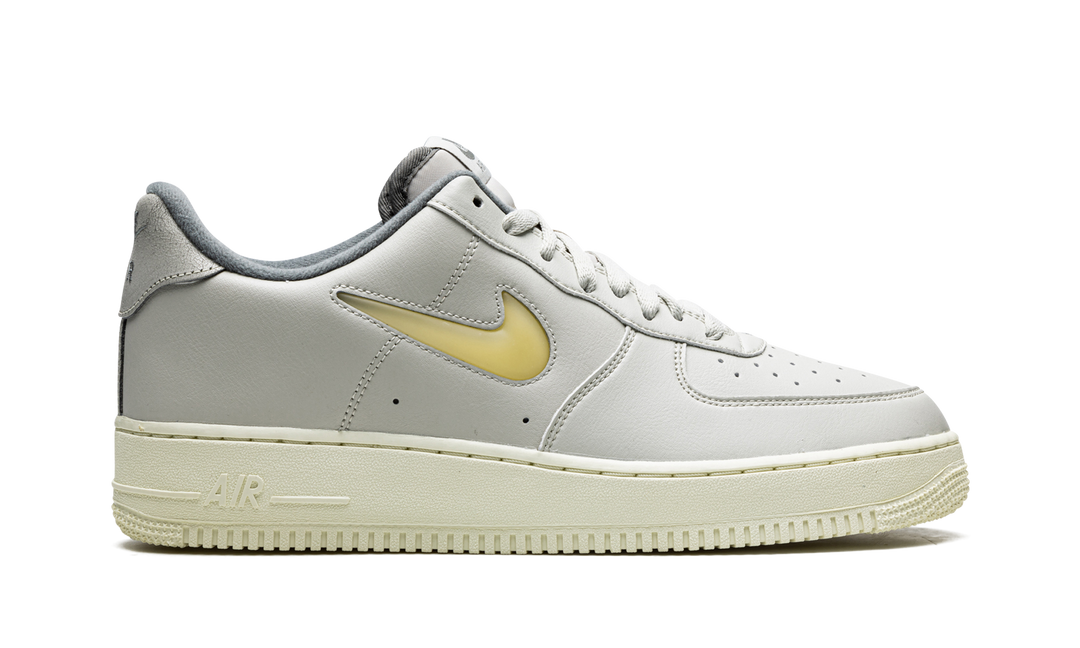 NIKE AIR FORCE 1 07 LOW JEWEL LIGHT BONE COCONUT MILK
