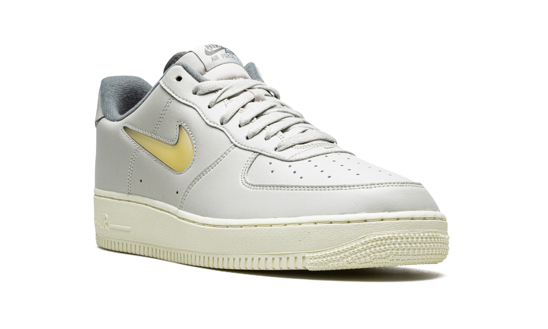 NIKE AIR FORCE 1 07 LOW JEWEL LIGHT BONE COCONUT MILK