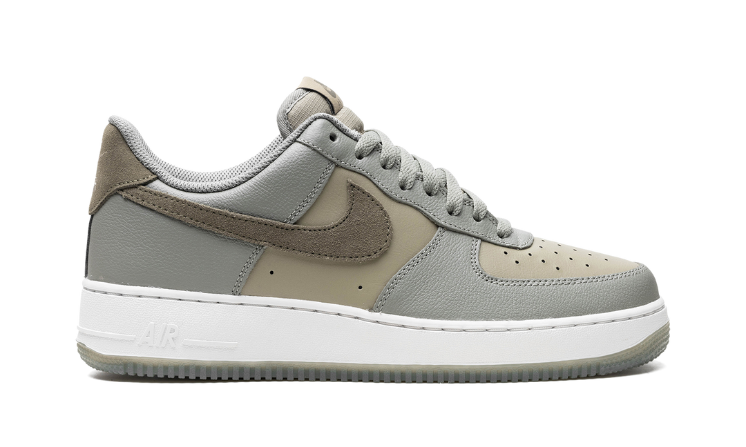NIKE AIR FORCE 1 &