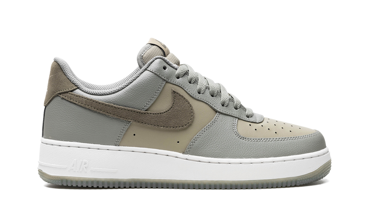 NIKE AIR FORCE 1 &