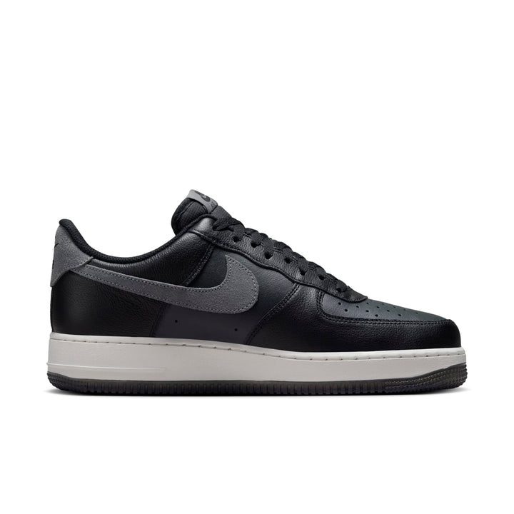 NIKE AIR FORCE 1 &