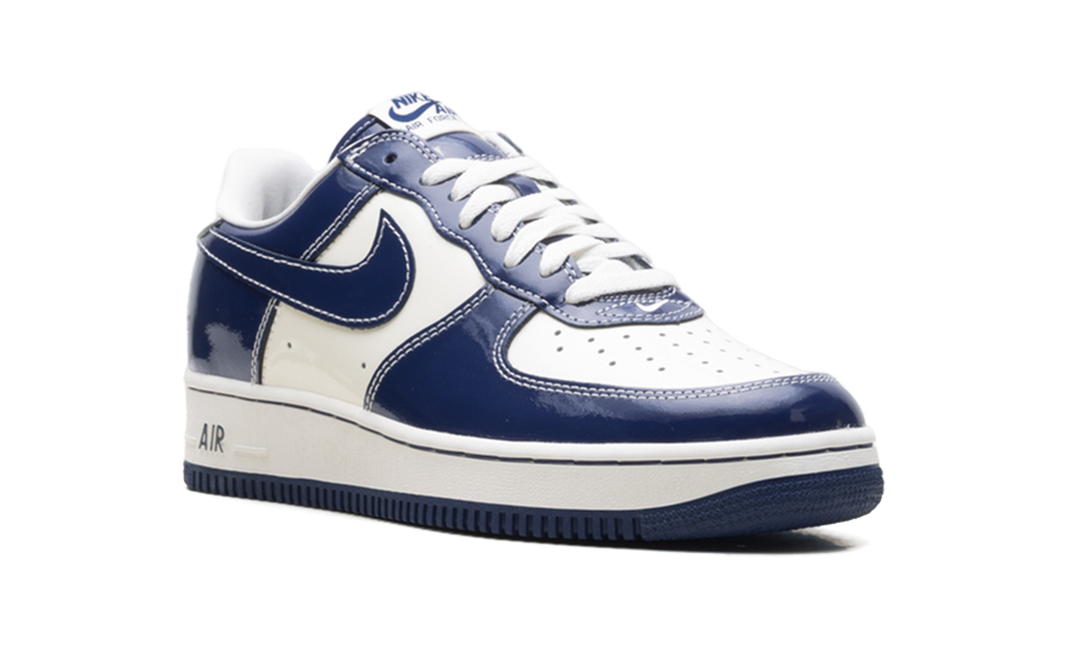 NIKE AIR FORCE 1 LOW &
