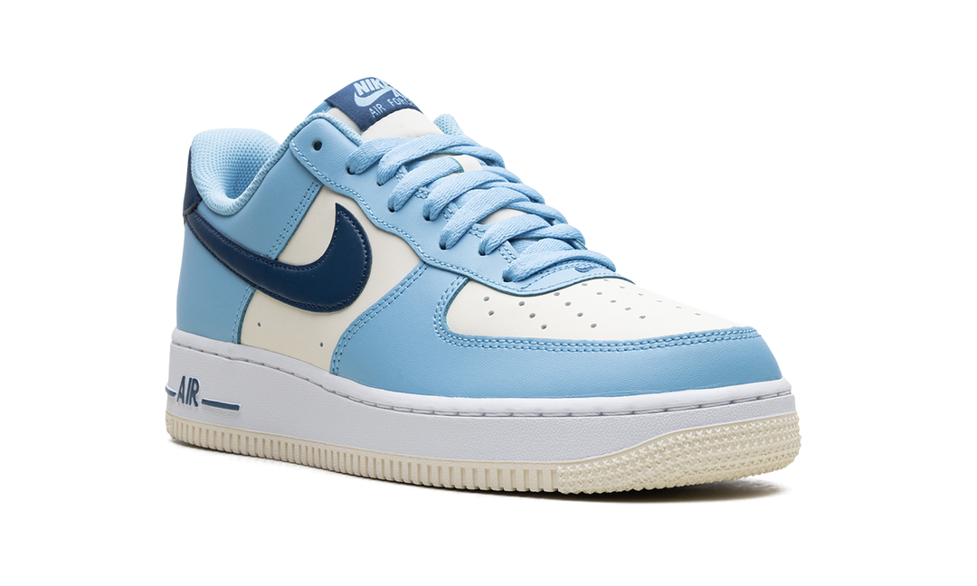 NIKE AIR FORCE 1 LOW &