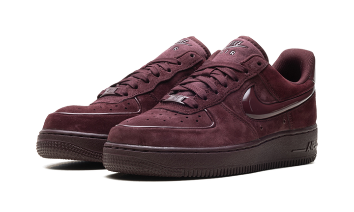 NIKE AIR FORCE 1 LOW &