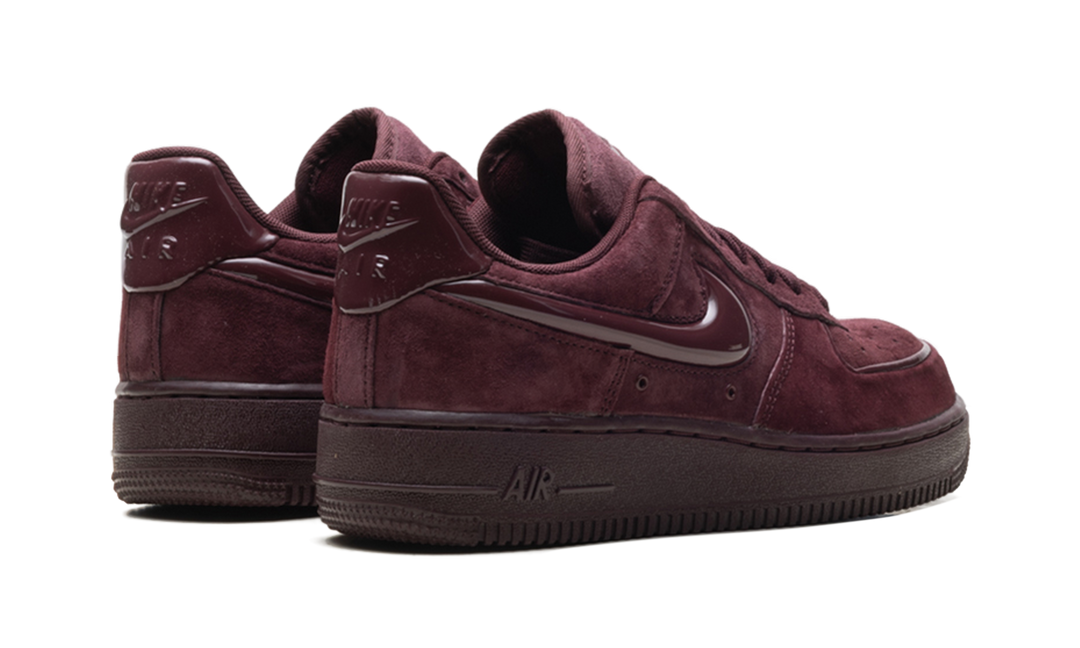 NIKE AIR FORCE 1 LOW &