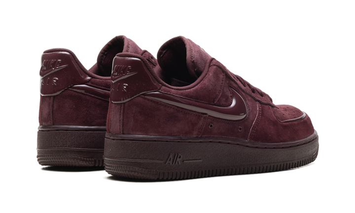 NIKE AIR FORCE 1 LOW &