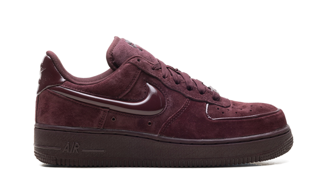 NIKE AIR FORCE 1 LOW &